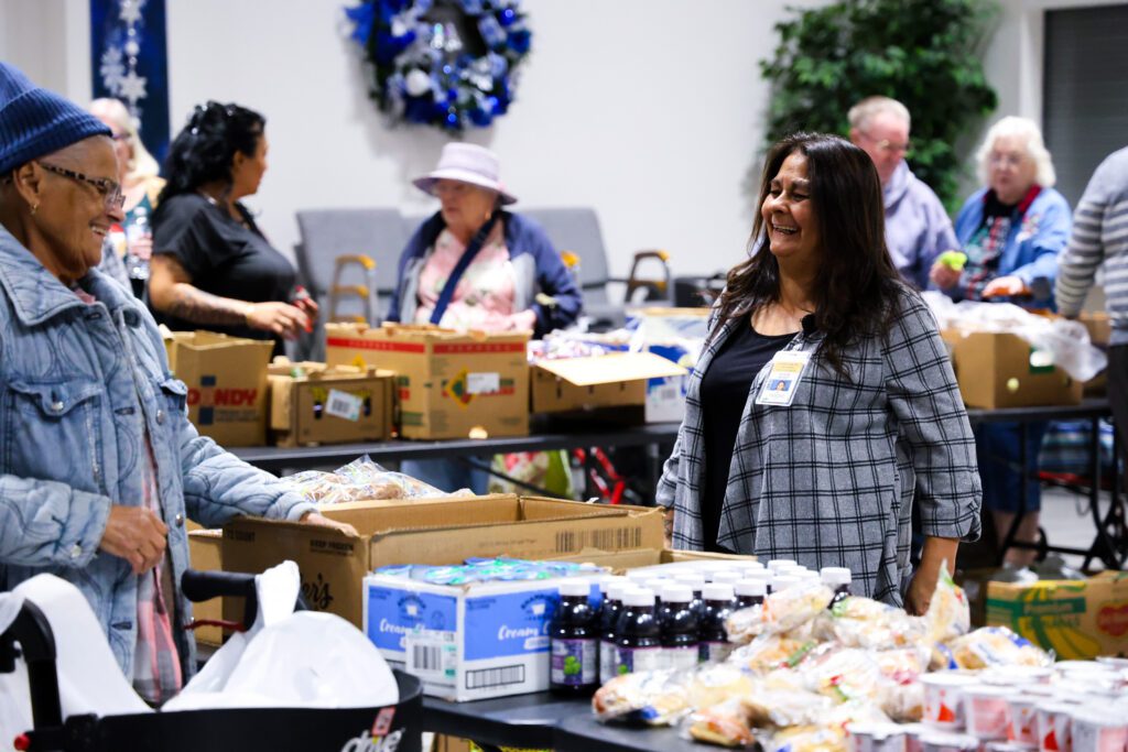 Residents connecting at Glencroft senior living community in Glendale AZ