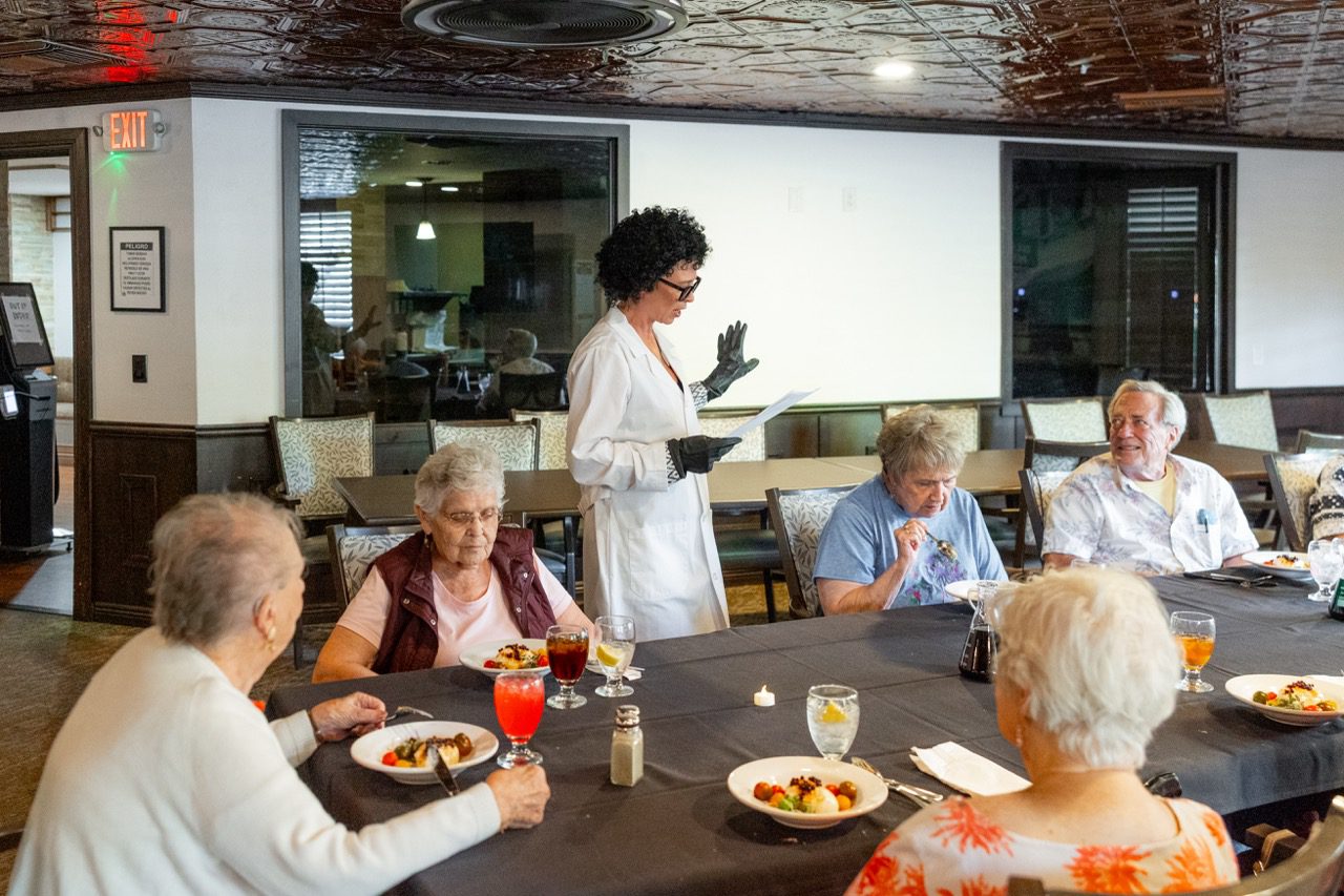 Glencroft residents enjoying a meal and conversation with friends Glencroft residents enjoying a meal and conversation with friends
